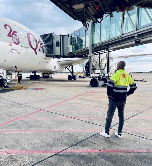 Visitamos junto a Qatar Airways uno de sus aviones, un Boeing  B787 Dreamliner, con los que mueven carga pharma desde el aeropuerto de Barcelona